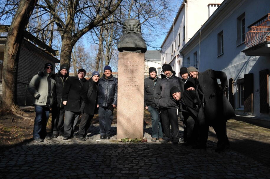 A group of tourists near the Vilna Gaon monument.